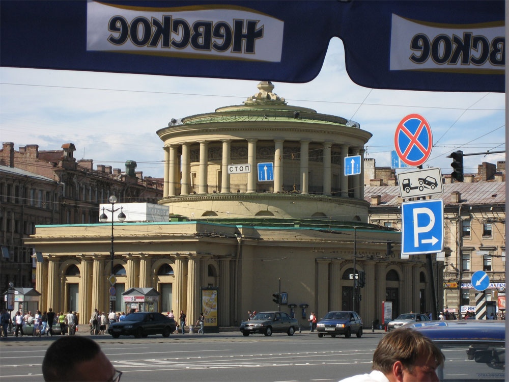 Vostania metroasema Nevskill� olutterassilta kuvattuna.
