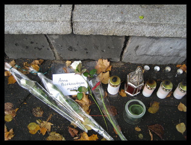 Anna Politkovskaja murhattiin Moskovassa 7.10.2006.
Kukat Venjn suurlhetystn portin edess